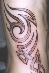 男性褐色部落标志腰侧纹身图案