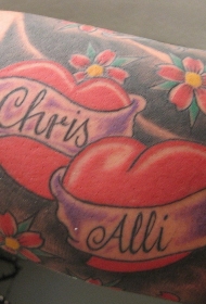 手臂彩色爱心与英文纹身图案