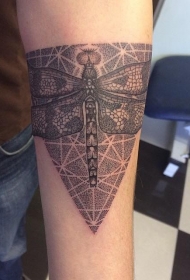 手臂设计蜻蜓三角形深色纹身图案