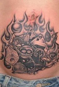 腹部黑灰骰子扑克牌火焰纹身图案