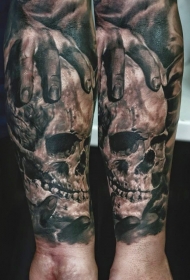 小臂写实风格黑灰骷髅与人类手纹身图案