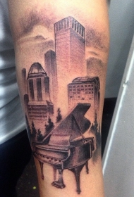手臂old school黑白城市景观和钢琴纹身图案