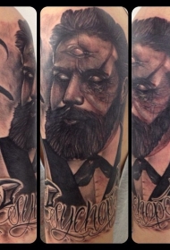 手臂黑灰风格神秘男子三只眼和字母纹身图案