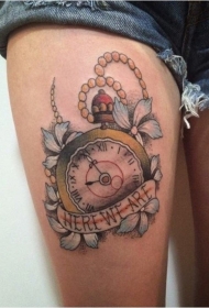 腿部彩色老古董钟敲字母纹身图案