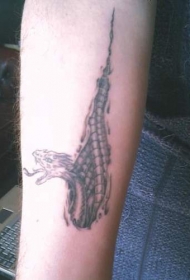 手臂上的黑白蛇纹身图案
