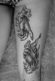 大腿雕刻风格黑色线条人手纹身图案