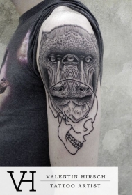手臂雕刻风格黑色猴子头像与骷髅纹身图案