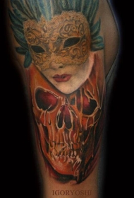 肩部不寻常的彩色骷髅蒙面妇女纹身图案