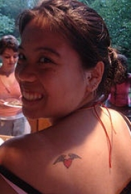 背部小小的翅膀和心形纹身图案