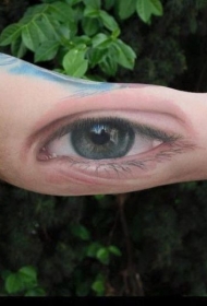 大臂内侧超逼真的写实眼睛纹身图案