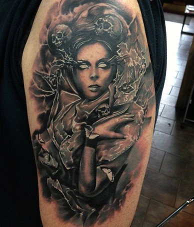 手臂令人毛骨悚然的黑白女性和骷髅纹身图案