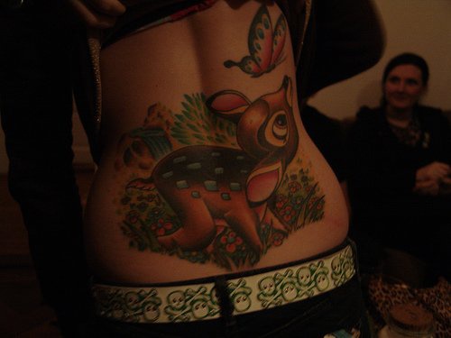 背部可爱的驯鹿小鹿斑比纹身图案