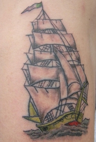 肩部彩色帆船纹身图案