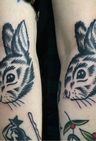 手臂简单的黑色兔头纹身图案