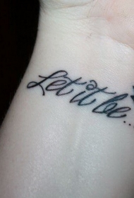 手腕黑色的小鸟和字母纹身图案