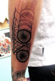 模糊的黑色自行车手臂纹身图案