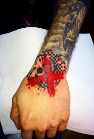 手背十字架与黑色圆点纹身图案