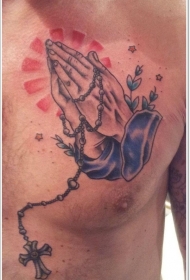 胸部祈祷手交十字架植物纹身图案