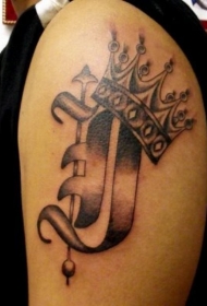 男士大臂字母和皇冠纹身图案