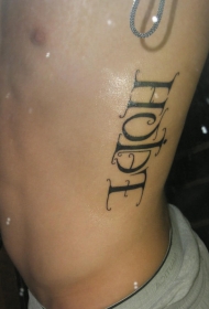 腰侧黑色卷曲风格的字母纹身图案