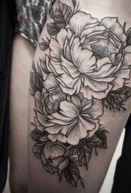 大腿上的粗边黑白花朵纹身图案