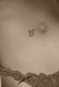 小蝴蝶腹部纹身图案
