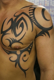 肩部精确黑色图腾纹身图案