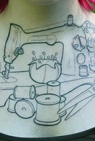 缝纫机剪刀针线胸部纹身图案