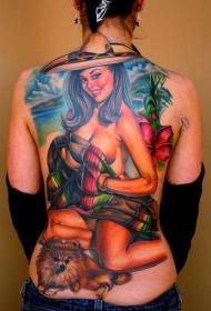 背部彩绘海滩性感女郎与小狗纹身图案