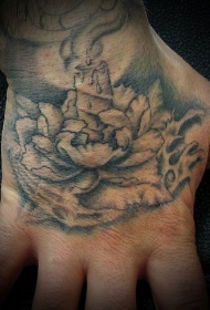 手背灰色照明蜡烛与花朵纹身图案