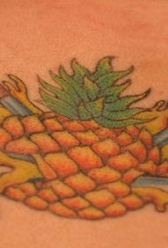 背部彩色的玻璃与匕首纹身图案