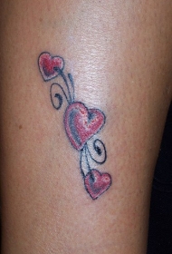 女性腿部彩色爱心纹身图片