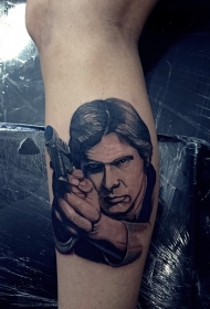 腿部棕色人物画像与手枪纹身图案