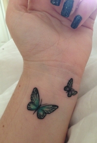 女孩手腕两个小蝴蝶纹身图案