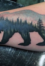 手臂熊形状的彩色风景纹身图案