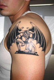 简约的石像鬼黑色大臂纹身图案