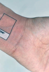 手腕黑白相框字母纹身图案