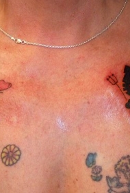 胸部卡通猫咪纹身图案