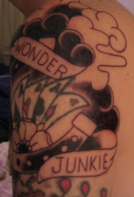 肩部彩色马蹄铁与英文纹身图案