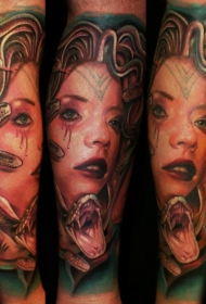 手臂彩色美杜莎蛇发女妖纹身图案