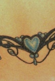 蓝色的心形藤蔓纹身图案