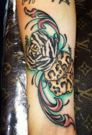 手臂创意的斑马纹和豹纹花朵纹身图案