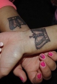 情侣浪漫的手腕皇冠纹身图案