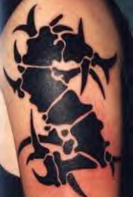 简约风格的龙纹身图案