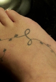脚背简约的爱心藤蔓纹身图案