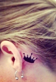 耳后小清新皇冠纹身图案