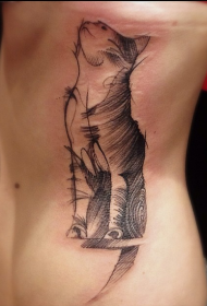 侧肋素描风格黑色可爱的猫纹身图案