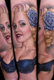 小臂可爱的女人肖像蓝色花朵纹身图案
