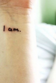 手臂上的超简单字母纹身图案