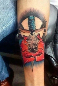 独特的彩绘匕首和玫瑰手臂纹身图案